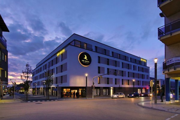 IBBHotelIngelheimNachtansicht.jpg