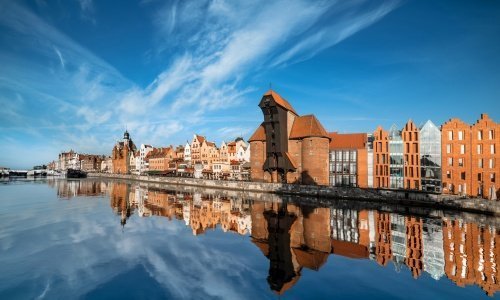 Wizytówka Gdańska - żuraw, Motława i nowoczesna zabudowa szanująca tradycję i historię miasta