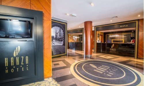 Recepcja i hall Hotelu Hanza łączą w sobie tradycyjną elegancję z nutką nowoczesności, są ciepłe i otwarte
