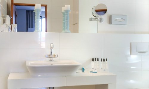 Zawsze czyste i eleganckie łazienki Hotelu Hanza wyposażone są w lustra, świece oraz ciekawe kosmetyki
