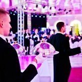 Jakie są najczęstsze błędy przy zamawianiu cateringu na konferencję i jak ich uniknąć?