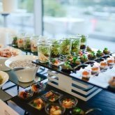 Catering na konferencję hybrydową – jak zadbać o uczestników zdalnych?
