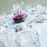 Catering weselny z obsługą – jak wybrać idealne rozwiązanie?