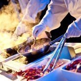 Jakie są najmodniejsze stacje live cooking na eventy w Polsce i co dają organizatorowi?