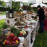 Catering na targi i wystawy – jak zapewnić obsługę w niestandardowej przestrzeni?