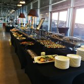 Catering na kongres – jak obsłużyć 1000+ uczestników bez chaosu?