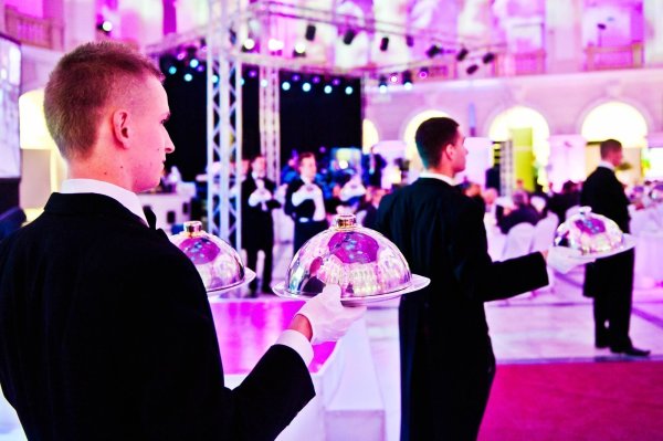 Jakie są najczęstsze błędy przy zamawianiu cateringu na konferencję i jak ich uniknąć?