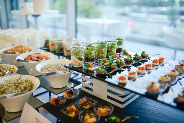 Catering na konferencję hybrydową &ndash; jak zadbać o uczestnik&oacute;w zdalnych?