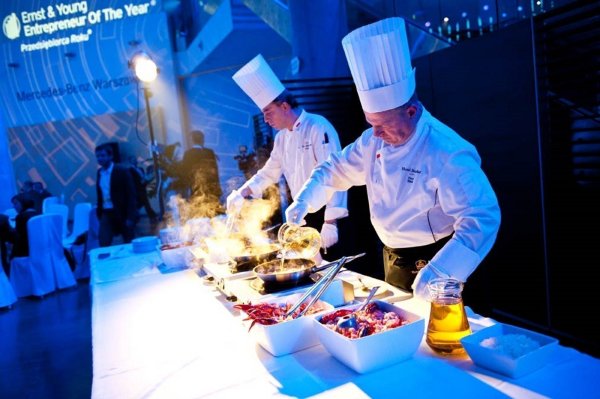 Wesele z cateringiem zewnętrznym &ndash; dlaczego coraz więcej par tak wybiera?