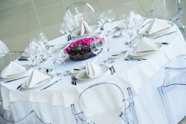 Catering weselny z obsługą – jak wybrać idealne rozwiązanie?