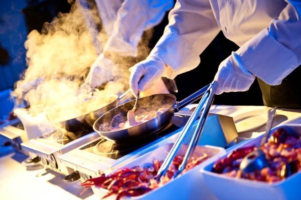 Jakie są najmodniejsze stacje live cooking na eventy w Polsce i co dają organizatorowi?