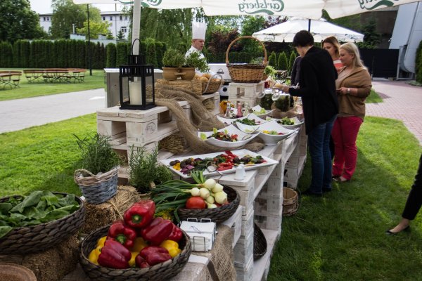 Catering na targi i wystawy &ndash; jak zapewnić obsługę w niestandardowej przestrzeni?