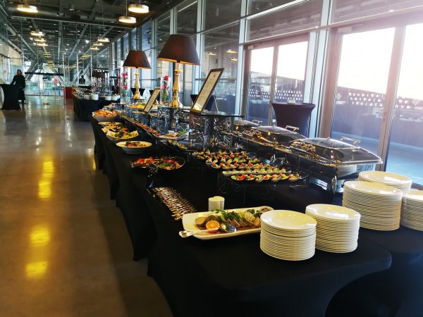 Catering na kongres &ndash; jak obsłużyć 1000+ uczestnik&oacute;w bez chaosu?