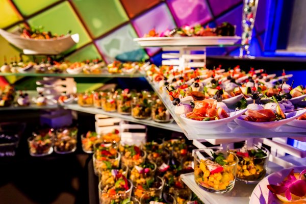 Czy catering wpływa na efektywność konferencji? Tak &ndash; i oto dlaczego