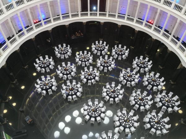 Catering na event firmowy – co musisz wiedzieć?