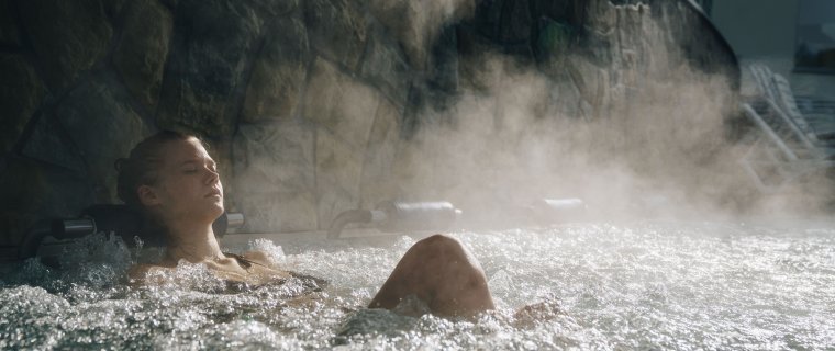 Basen termalny z hydromasażem – dlaczego warto skorzystać z tej formy terapii?