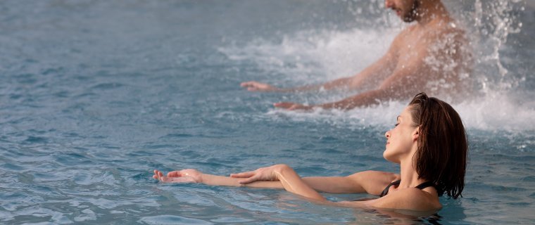 Czy woda termalna nawilża?