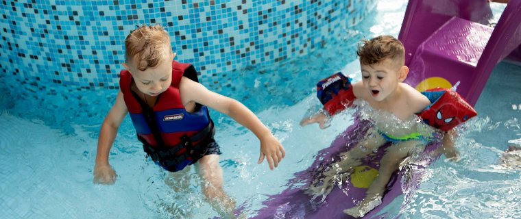 Czy na termach trzeba mieć czepek? Odpowiadamy na jedno z najczęściej pojawiających się pytań