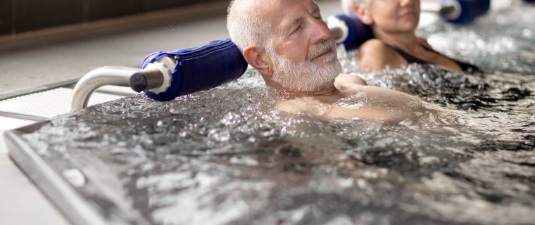 Woda termalna a redukcja bólu i stresu: poznaj wpływ kąpieli termalnych na poprawę samopoczucia