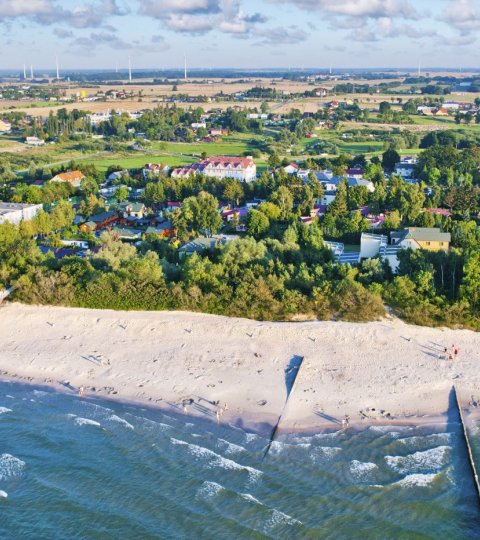 Zdjęcie przedstawia wybrzeże Bałtyku z lotu ptaka