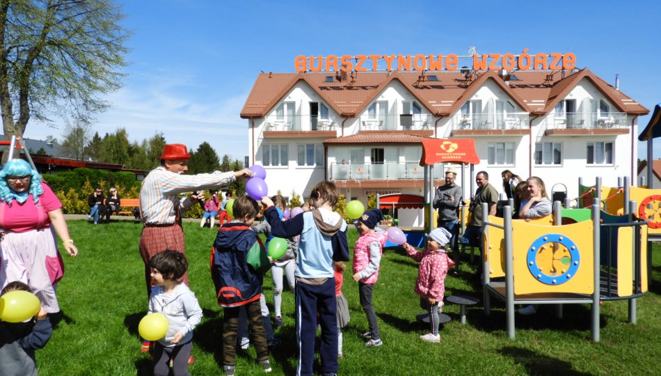 Zdjęcie przedstawia animacje dla dzieci w Sianożętach Morskich