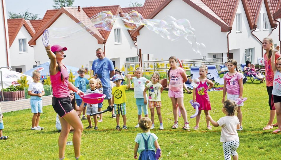 Zdjęcie przedstawia gry i zabawy z animatorami dla dzieci w resorcie Bursztynowe Wzgórze