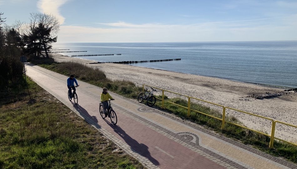 Zdjęcie przedstawia rowerzystów w Ustroniu Morskim