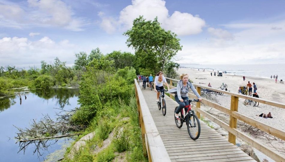 Zdjęcie przedstawia rowerzystów w Sianożętach Zdjęcie przedstawia rowerzystów w Sianożętach