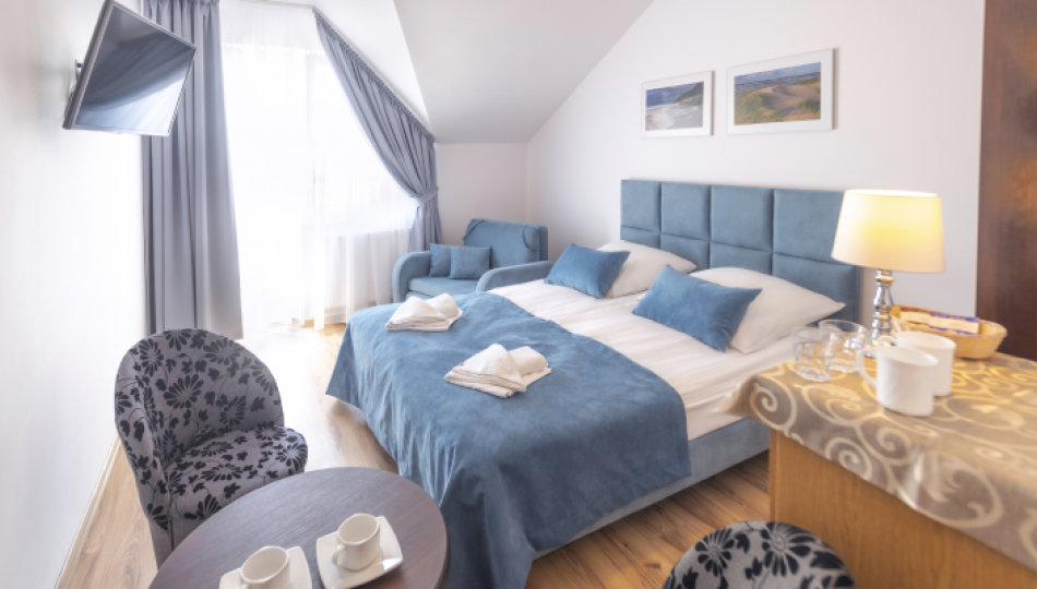 Zdjęcie przedstawia pokój 2 osobowy w budynku z łożem małżeńskim comfort + dostawka w Sianożętach Zdjęcie przedstawia pokój 2 osobowy w budynku z łożem małżeńskim comfort + dostawka w Sianożętach