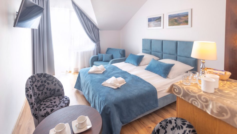 Zdjęcie przedstawia pokój 3-osobowy w budynku z łożem małżeńskim i rozkładaną kanapą - comfort w Sianożętach Zdjęcie przedstawia pokój 3-osobowy w budynku z łożem małżeńskim i rozkładaną kanapą - comfort w Sianożętach