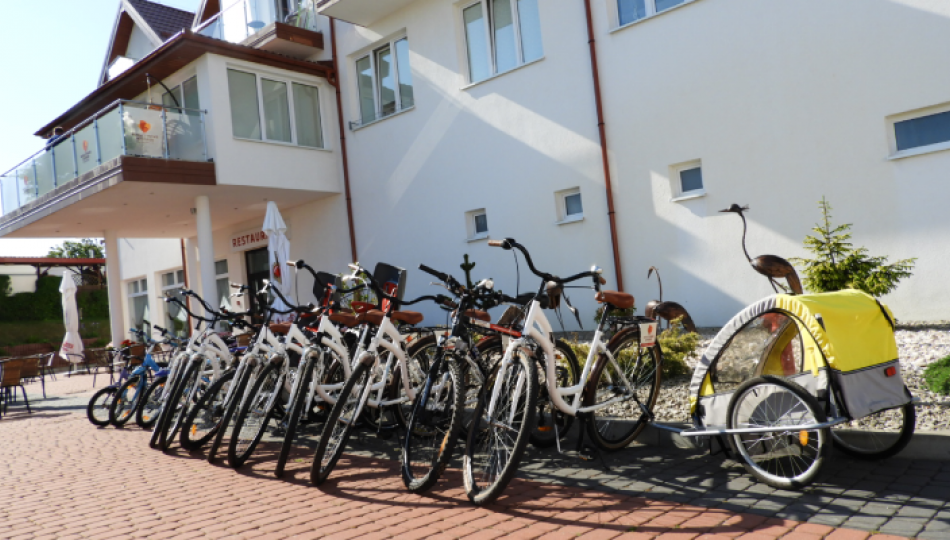 Zdjęcie przedstawia rowery możliwe do wypożyczenia na terenie Resortu Bursztynowe Wzgórze w Sianożętach Zdjęcie przedstawia rowery możliwe do wypożyczenia na terenie Resortu Bursztynowe Wzgórze w Sianożętach