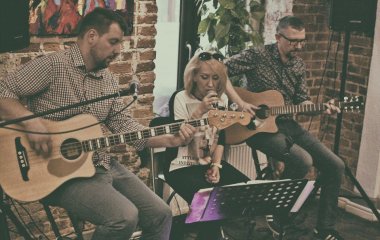 Kolacja z muzyką na żywo: 2m Acoustic Trio