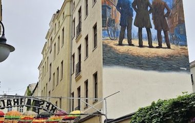 Filmowy mural w Łodzi – „Ziemia Obiecana” wraca na Piotrkowską 120 