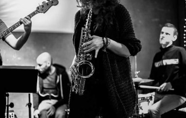 Saksofonowe improwizacje przy filmowych drinkach w barze Stopklatka