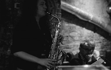 Fotorelacja z saksofonowych improwizacji przy filmowych drinkach w barze! 