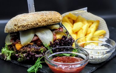 Łódzkie burgery i regionalne specjały z dowozem lub odbiorem osobistym w restauracji Stare Kino
