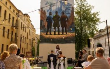 Ślub plenerowy na tarasie z widokiem na mural &bdquo;Ziemia Obiecana&rdquo;