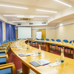 Jak wybrać optymalną przestrzeń konferencyjną? Czynniki ergonomii komfortu uczestników