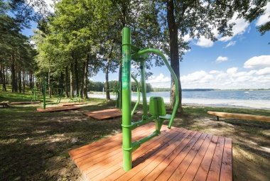 siłownia nad jeziorem