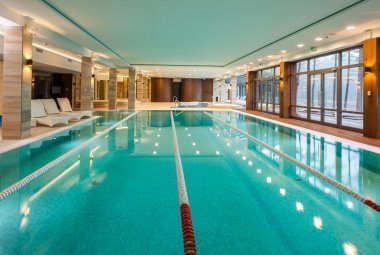 basen z widokiem na jezioro