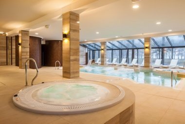 trzy baseny z widokiem na jezioro