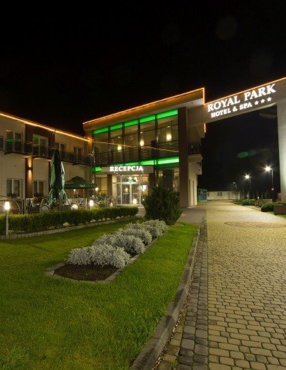 Royalpark-hotel-noc.jpg