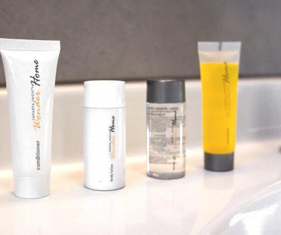 Świeża pościel, ręczniki, kosmetyki łazienkowe