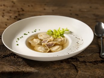 Rosół z aromatem lubczyka, podany z pierogami z kaczki