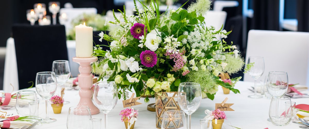 Nakrycie stołu weselnego w restauracji MidTown Kraków