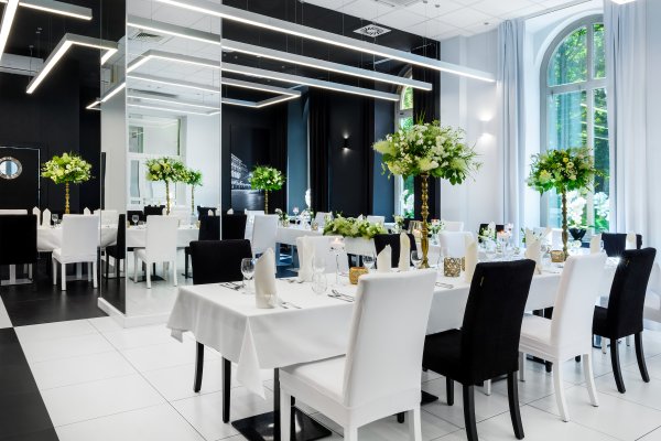 Wnętrze restauracji MidTown Kraków — sala weselna