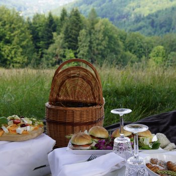 Piknik z widokiem na Beskid Mały