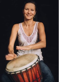 Gra na bębnach afrykańskich i instrumentach etnicznych