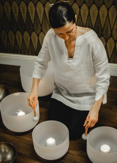 Relaksacyjna sesja dźwiękowa mis kryształowych