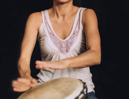 Gra na bębnach afrykańskich i instrumentach etnicznych